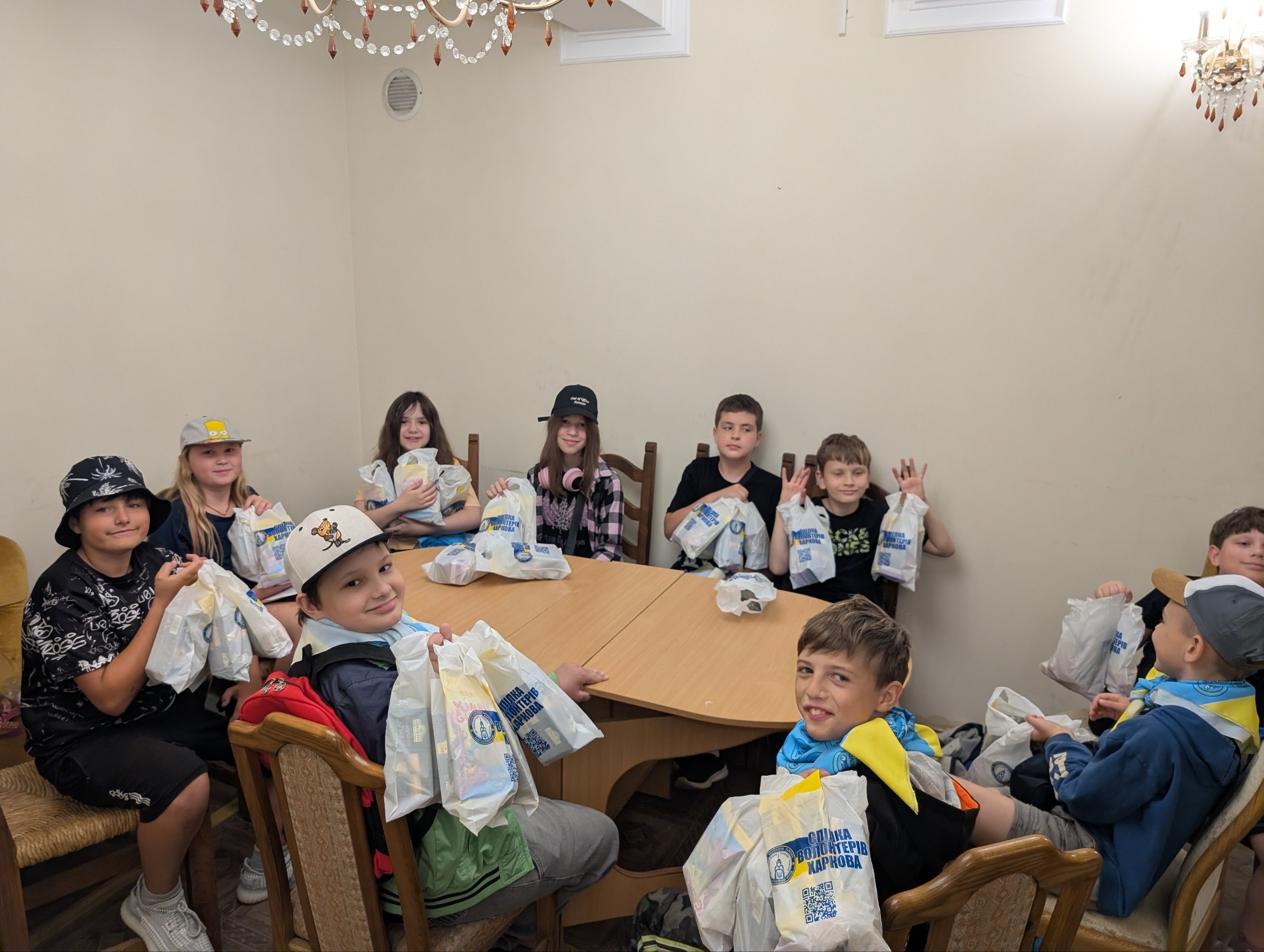 Роздача наборів з чаєм Ахмад та печивом — фото 1